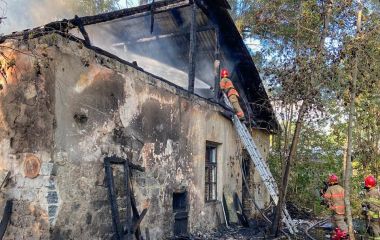 Рятувальники ліквідували пожежу в недіючій будівлі