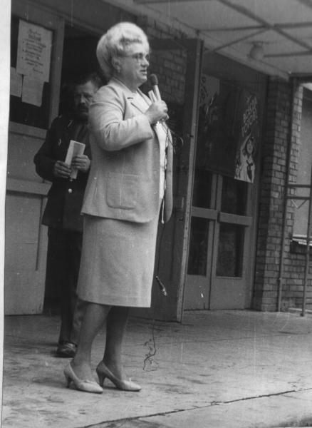Привітання директора школи Куцеконь О.Ф. з початком нового 1986-1987 навчального року